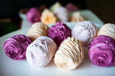 Koyu bir arka planda tabakta leziz marşmelovlar.