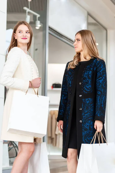 Sorrindo Jovens Mulheres Segurando Sacos Compras Durante Vendas Shopping — Fotografia de Stock