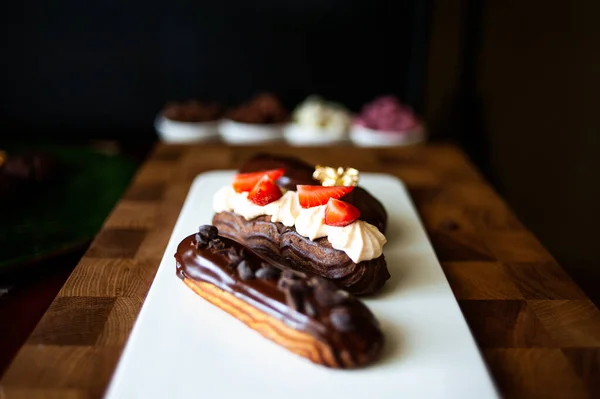 Eclairs Různých Chutí Nastavit Tmavém Pozadí Pro Menu Restaurace — Stock fotografie