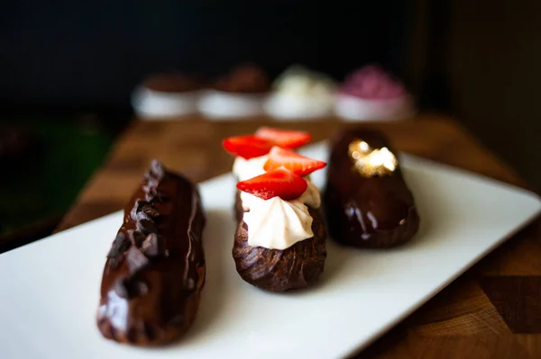 Eclairs Různých Chutí Nastavit Tmavém Pozadí Pro Menu Restaurace — Stock fotografie