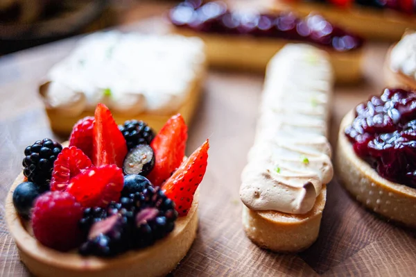 Lokanta menüsü için koyu arkaplan üzerine farklı tatlar eklenmiştir.