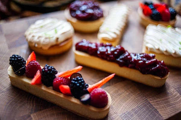 Lokanta menüsü için koyu arkaplan üzerine farklı tatlar eklenmiştir.