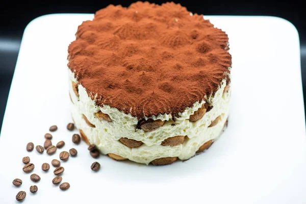 Siyah arka planda nefis tiramisu keki.
