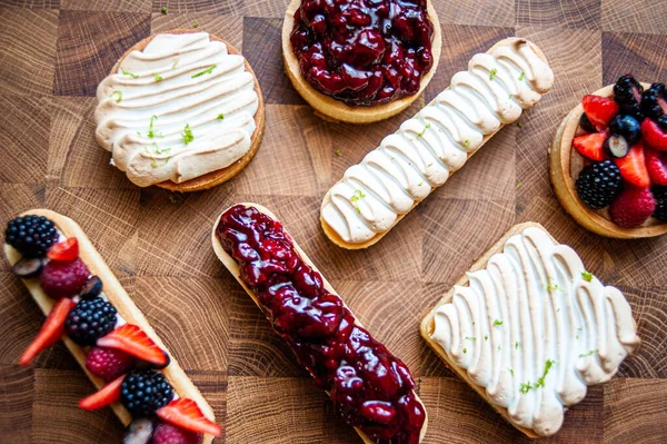 Lokanta menüsü için koyu arkaplan üzerine farklı tatlar eklenmiştir.