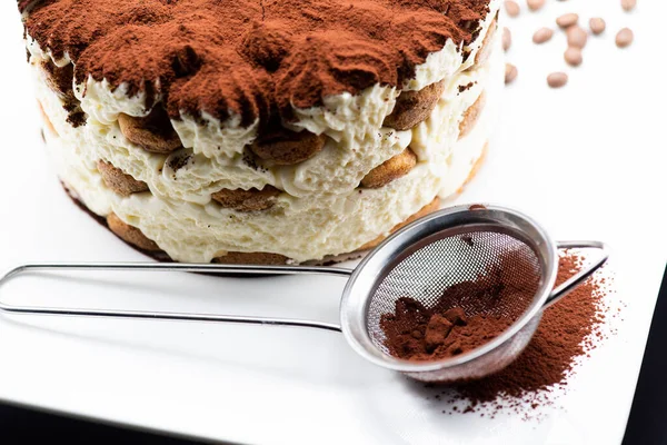 Lahodné Tiramisu Dort Černém Pozadí — Stock fotografie