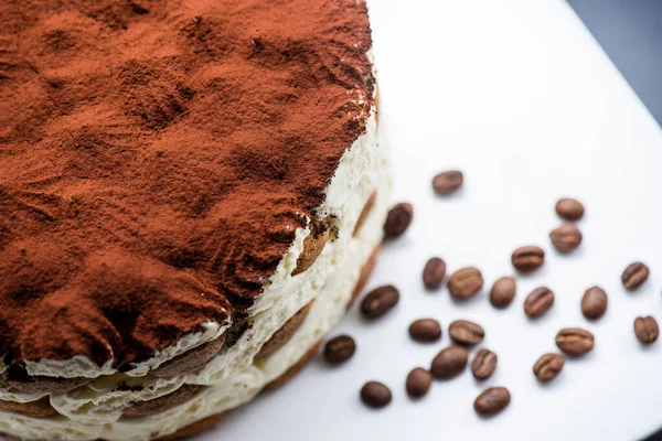 Siyah arka planda nefis tiramisu keki.