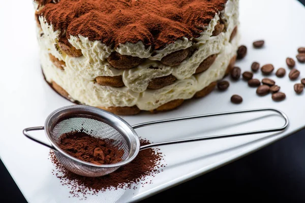 Siyah arka planda nefis tiramisu keki.
