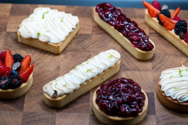 Kutlama için pastacıdan yazarın pastaları.