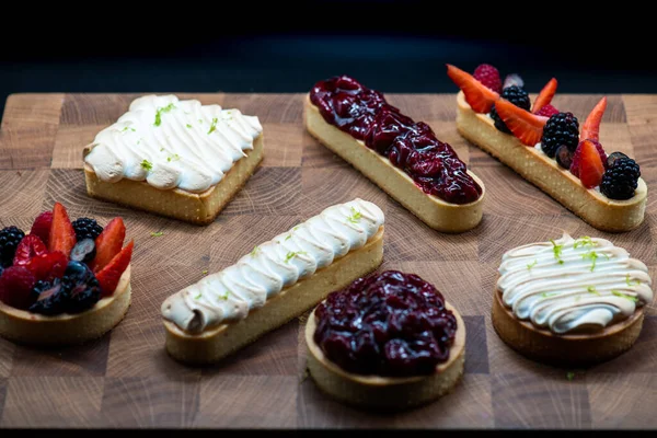 Kutlama için pastacıdan yazarın pastaları.