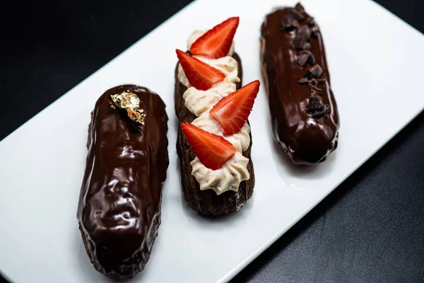 Kutlama için pastacıdan yazarın pastaları.