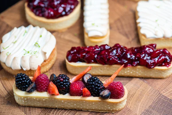 Kutlama için pastacıdan yazarın pastaları.