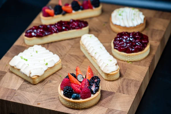 Kutlama için pastacıdan yazarın pastaları.