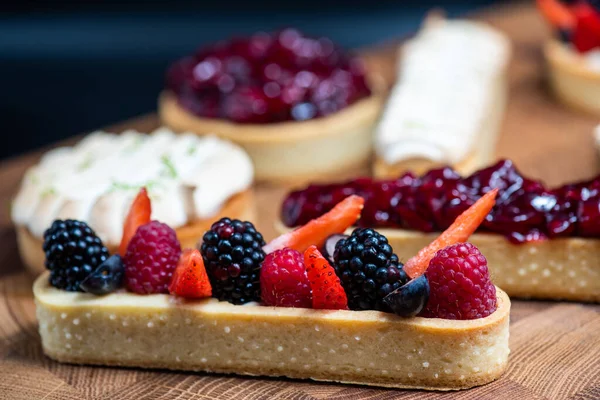 Kutlama için pastacıdan yazarın pastaları.