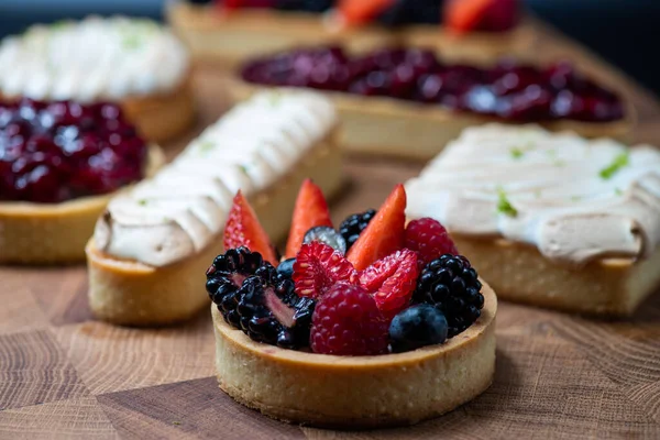 Kutlama için pastacıdan yazarın pastaları.