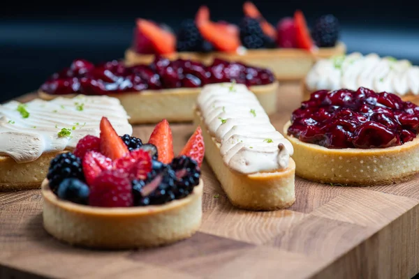 Kutlama için pastacıdan yazarın pastaları.