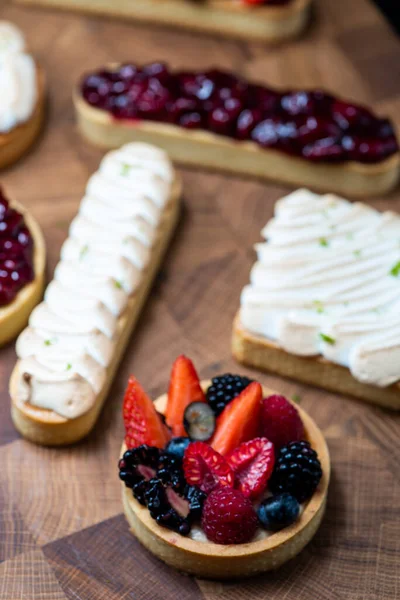 Kutlama için pastacıdan yazarın pastaları.