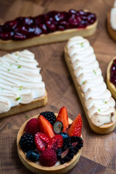 Kutlama için pastacıdan yazarın pastaları.