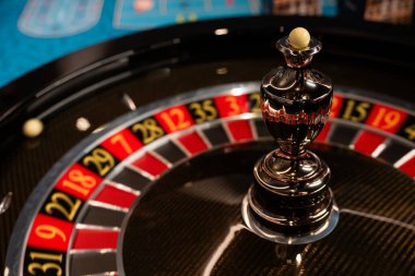 Kumarhanede rulet çarkı ve çipleri