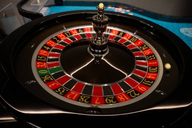 Rulet masasında kumarhane fişleri.