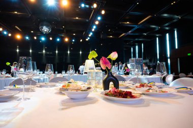 Restoranda yemek olan masa.