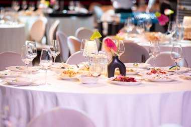 Restoranda masa ayarı.