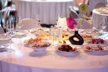 Çiçekler ve mumlarla düğün masası.