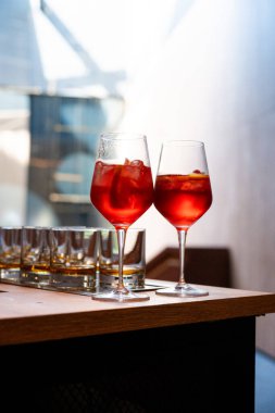 Bar tezgahında bir bardak soğuk içecek.