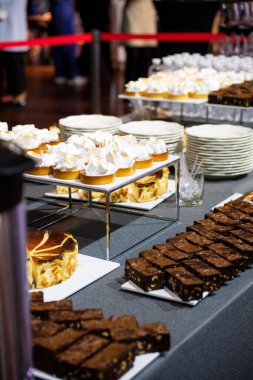 Restoranda bir sürü farklı pasta var.