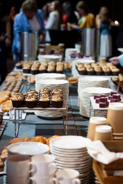 Açık büfedeki lezzetli ve güzel hamur işi.