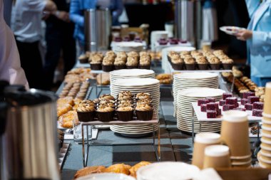 Kahvaltı için açık büfe masası.