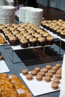 Tatlı kekler masada.