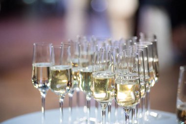 bardak şampanya bir tablo ile.