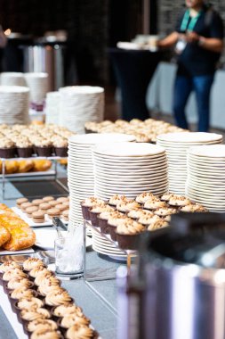 Yemek masası, masada yemek.