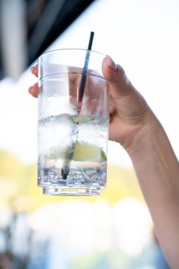 Kadının limonlu bardağı tutuş görüntüsünü kapat.