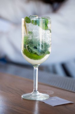 Bir bardak buzlu kokteyl.