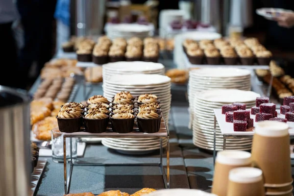 Açık büfede lezzetli kekler.