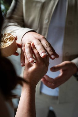 Gelin ve damat sabah alyanslarını takıyor. düğün töreni