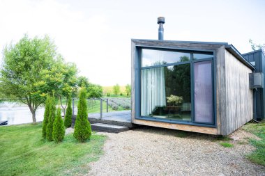 Nehir kıyısındaki modern ahşap ev