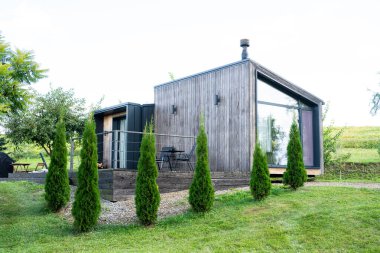 Bahçedeki güzel, modern ev.