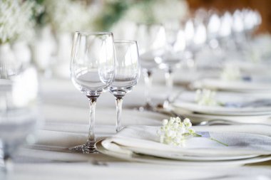 Düğün ya da etkinlik için sofra hazırlanıyor.