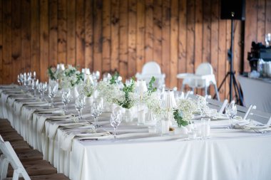 Düğün ya da başka bir etkinlik için sofra hazırlandı