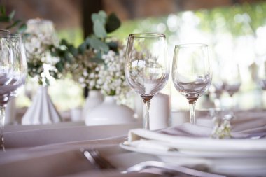 Yeni evliler için düğün seti olan bir masa.