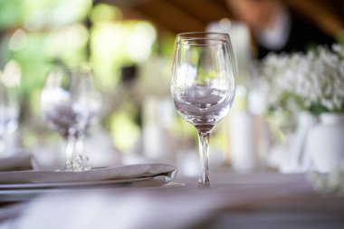 Lüks bir ortamda birçok şampanya kadehi. Tarz sahibi, koyu renkli bir fotoğraf. Yüksek sosyete resepsiyonu, yeni yıl kutlaması, düğün