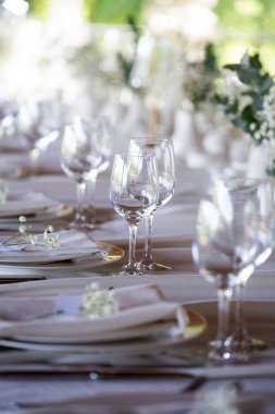 Düğün için çiçekli bir masa.