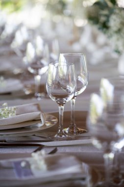 Mum ve gözlüklü düğün masası.