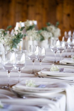 Çiçekli düğün masası.