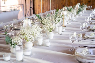 Bir etkinlik ya da düğün resepsiyonu için masa hazır.