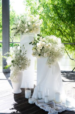 Beyaz güllü güzel bir düğün buketi