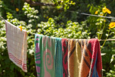 Bir satıra bahçedeki havlu asılı