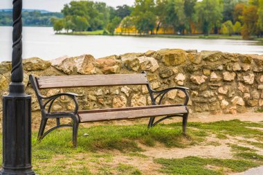 Ahşap ve demir tezgah yakın göl kıyısı.